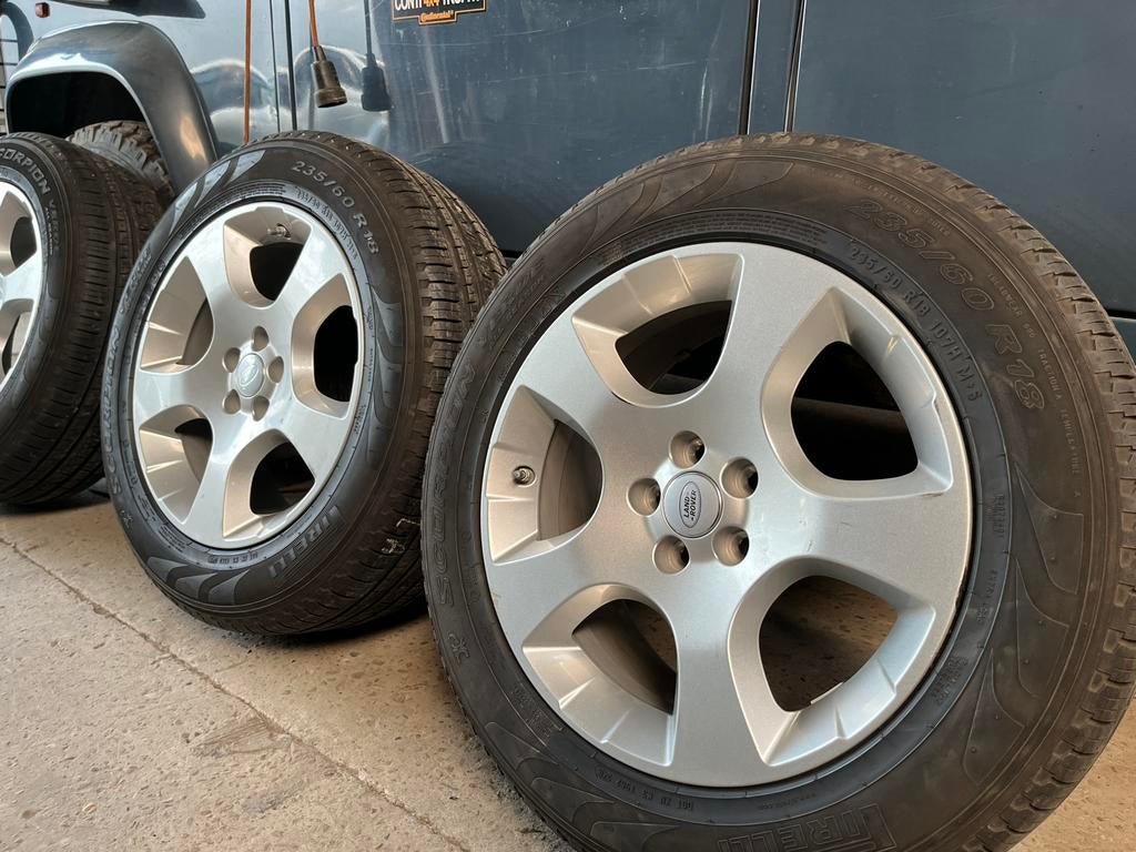 Land rover set 4x zomerbanden op velg r18, Ophalen, Zomerbanden, Velg(en)