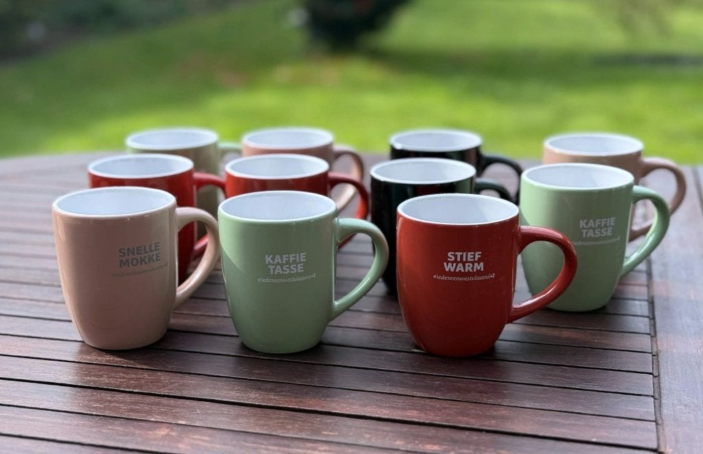 Lot kleurige Westvlaamse koffietasjes (9 + 2 gratis), Maison & Meubles, Cuisine | Vaisselle, Utilisé, Tasse(s) et/ou soucoupe(s)