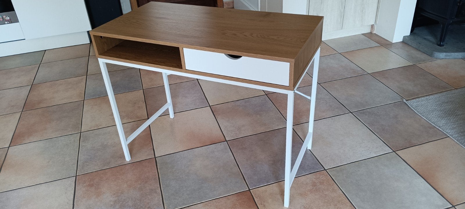 Nieuw bureau van Jysk, deco eikenfineer en wit staal., Huis en Inrichting, Bureaus, Ophalen, Jysk