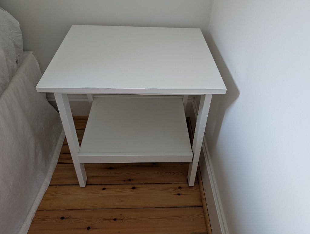2 IKEA LUNNARP nachtkastjes / bijzettafels in wit, Huis en Inrichting, Slaapkamer | Nachtkastjes, Ophalen