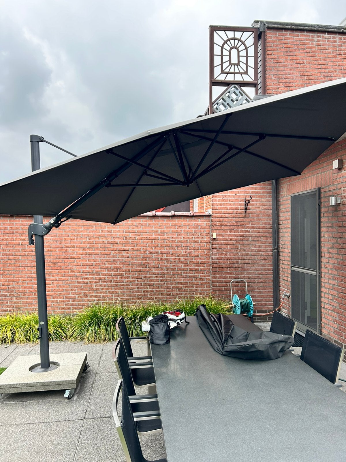 TE KOOP : zweefparasol, Ophalen, Zo goed als nieuw, Zweefparasol