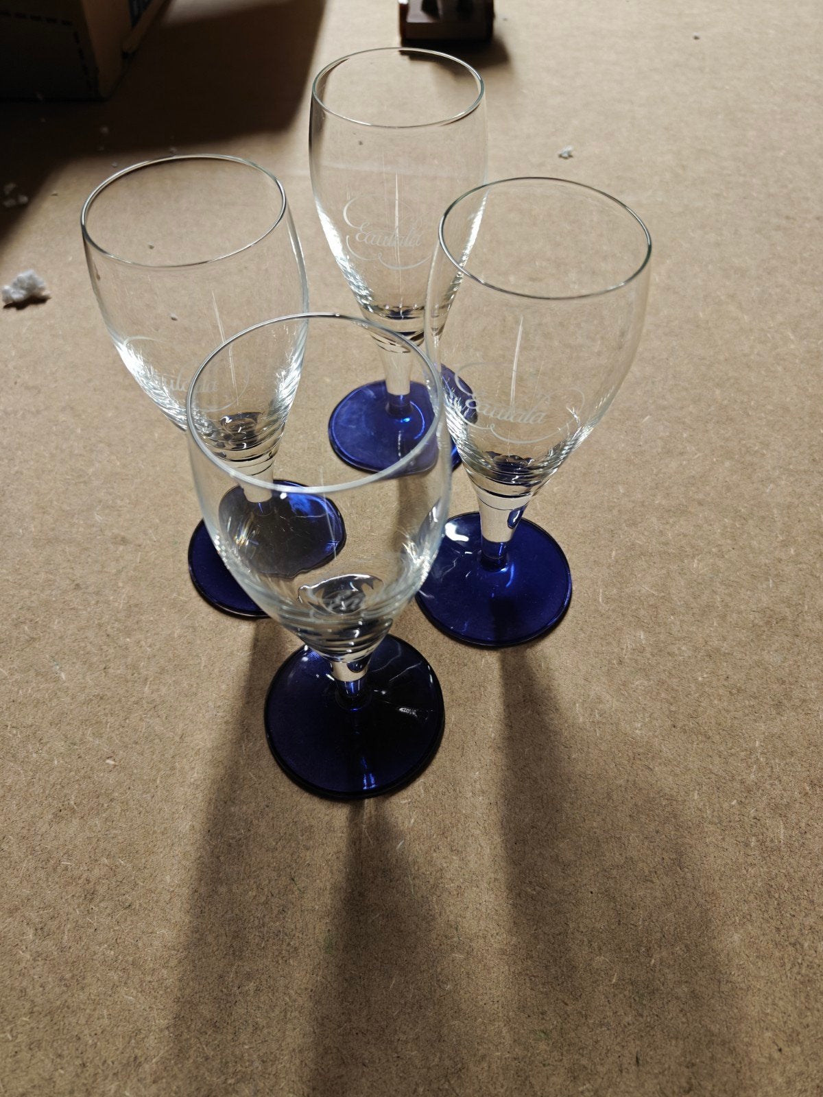 4 Cava glazen, Ophalen
