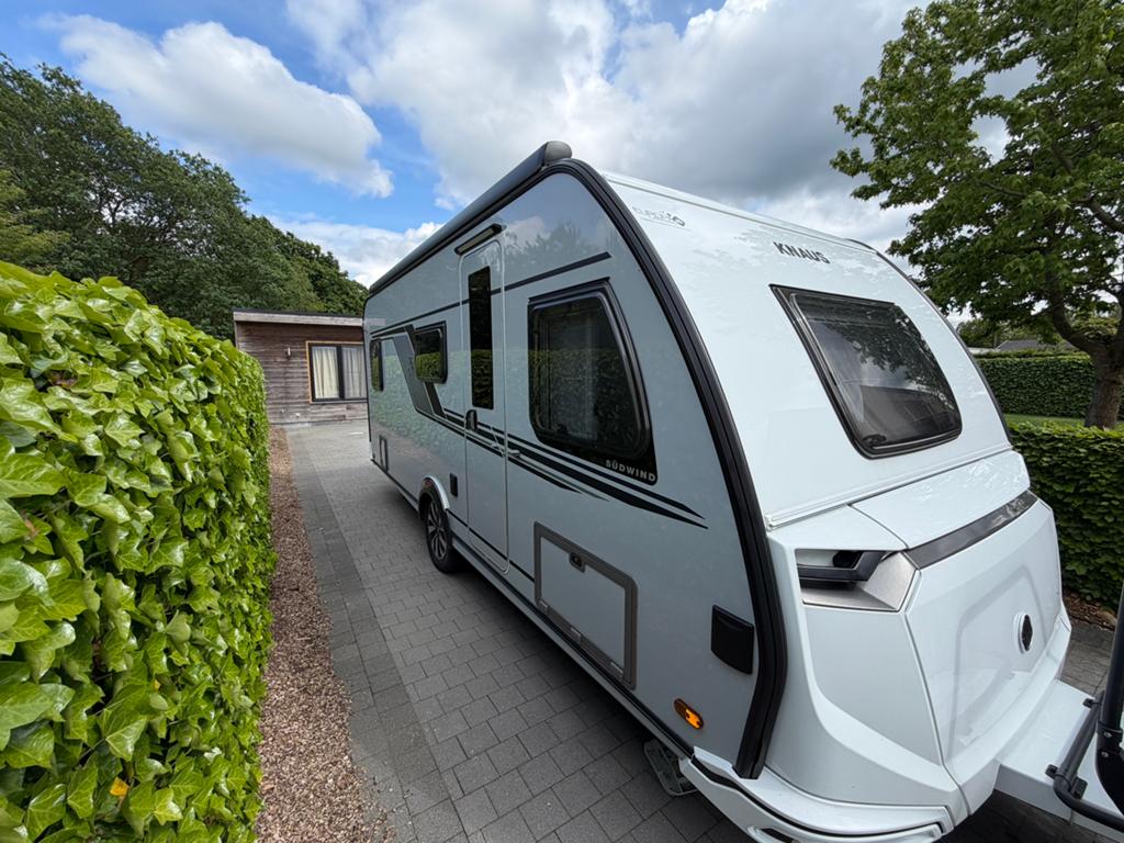Knaus sudwind 500qdk 60 years e-power, Caravans en Kamperen, Caravans, Particulier, tot en met 5, 1250 - 1500 kg, Treinzit, Knaus
