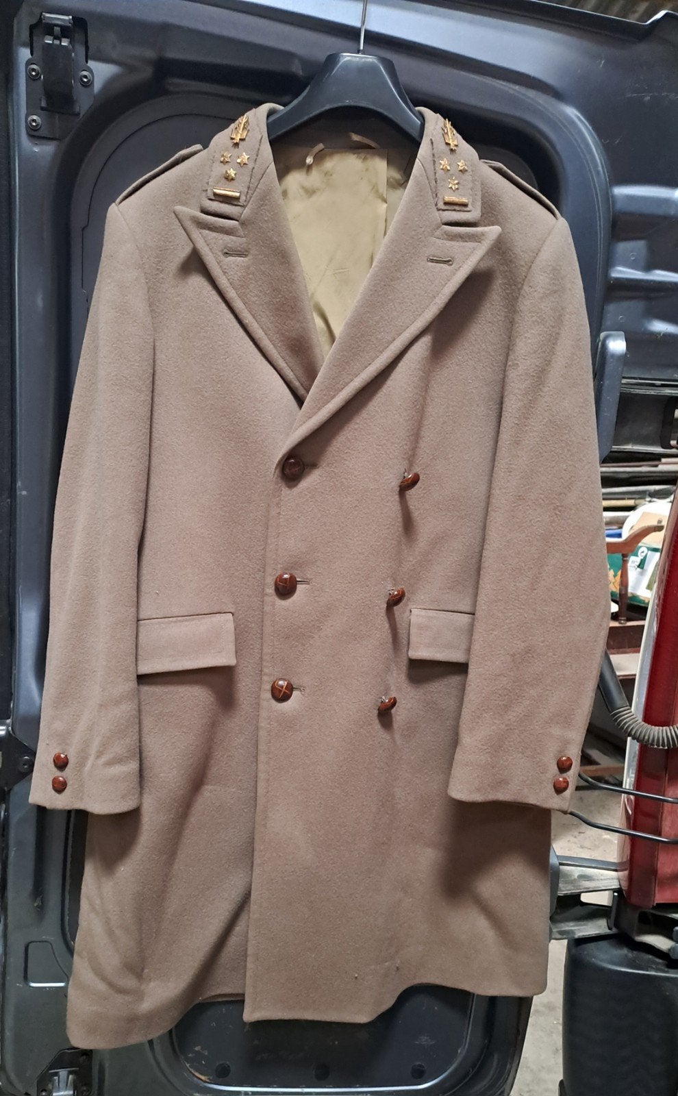 Pardessus de colonel, Enlèvement ou Envoi