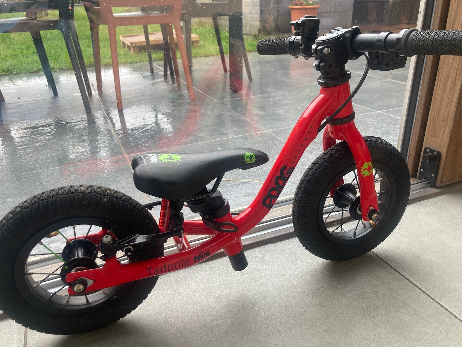 Loopfiets Frog Bikes, Kinderen en Baby's, Speelgoed | Buiten | Voertuigen en Loopfietsen, Zo goed als nieuw, Loopfiets, Ophalen