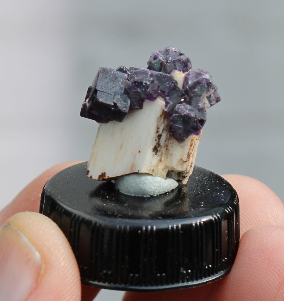 FLUORITE violette sur ORTHOKLAAS d'ERONGO en NAMIBIE, Enlèvement ou Envoi, Minéral