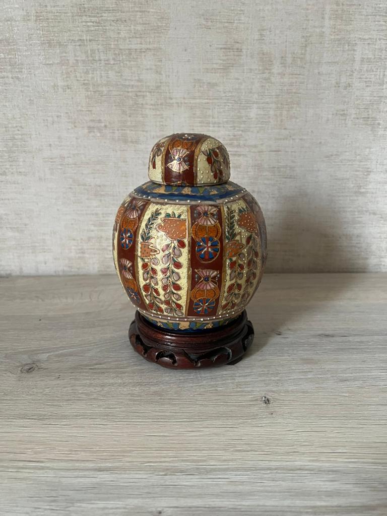 Gemberpot van geglazuurd aardewerk in Satsuma-stijl + houder, Antiek en Kunst, Antiek | Keramiek en Aardewerk, Ophalen
