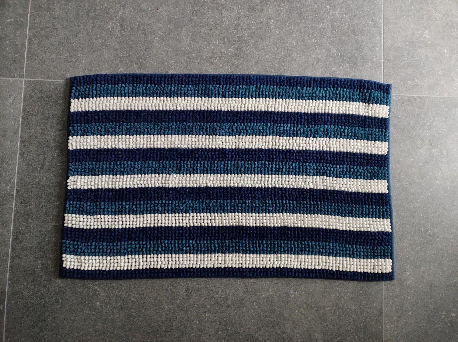 Carpettes de bain et panier à linge, Enlèvement, Comme neuf
