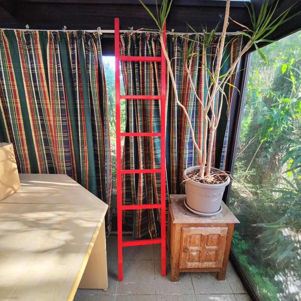 Decoratieve rode ladder, Ophalen