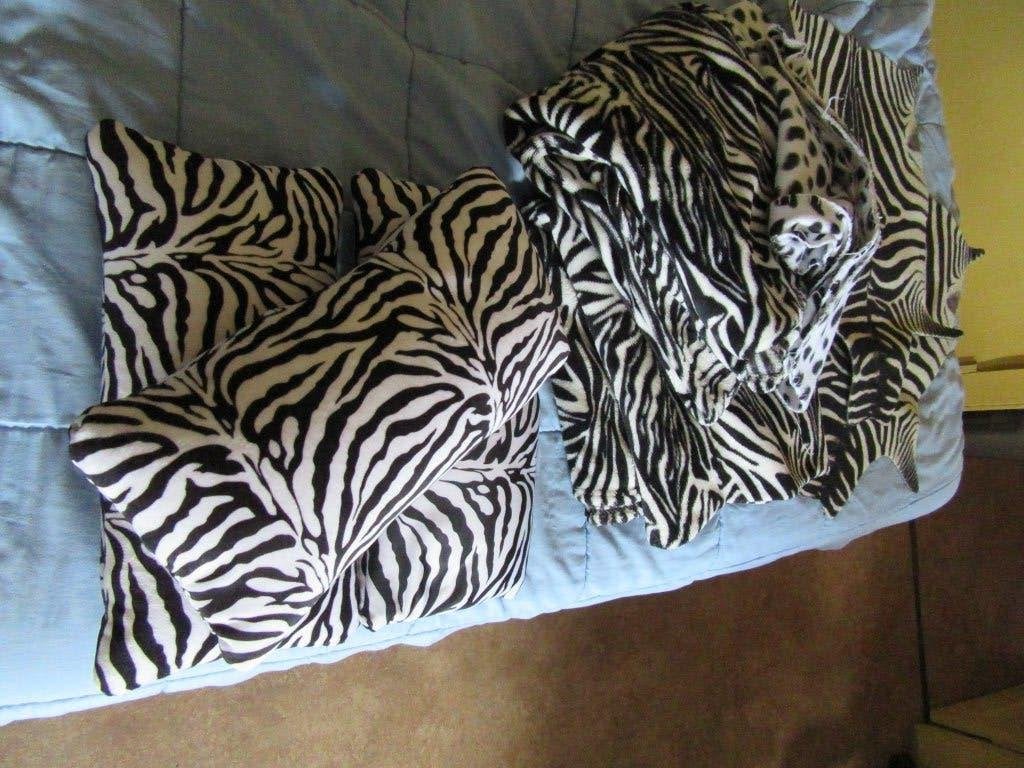 lot de 3 coussins de tête, 3 plaids et 2 carpettes, Enlèvement, Utilisé