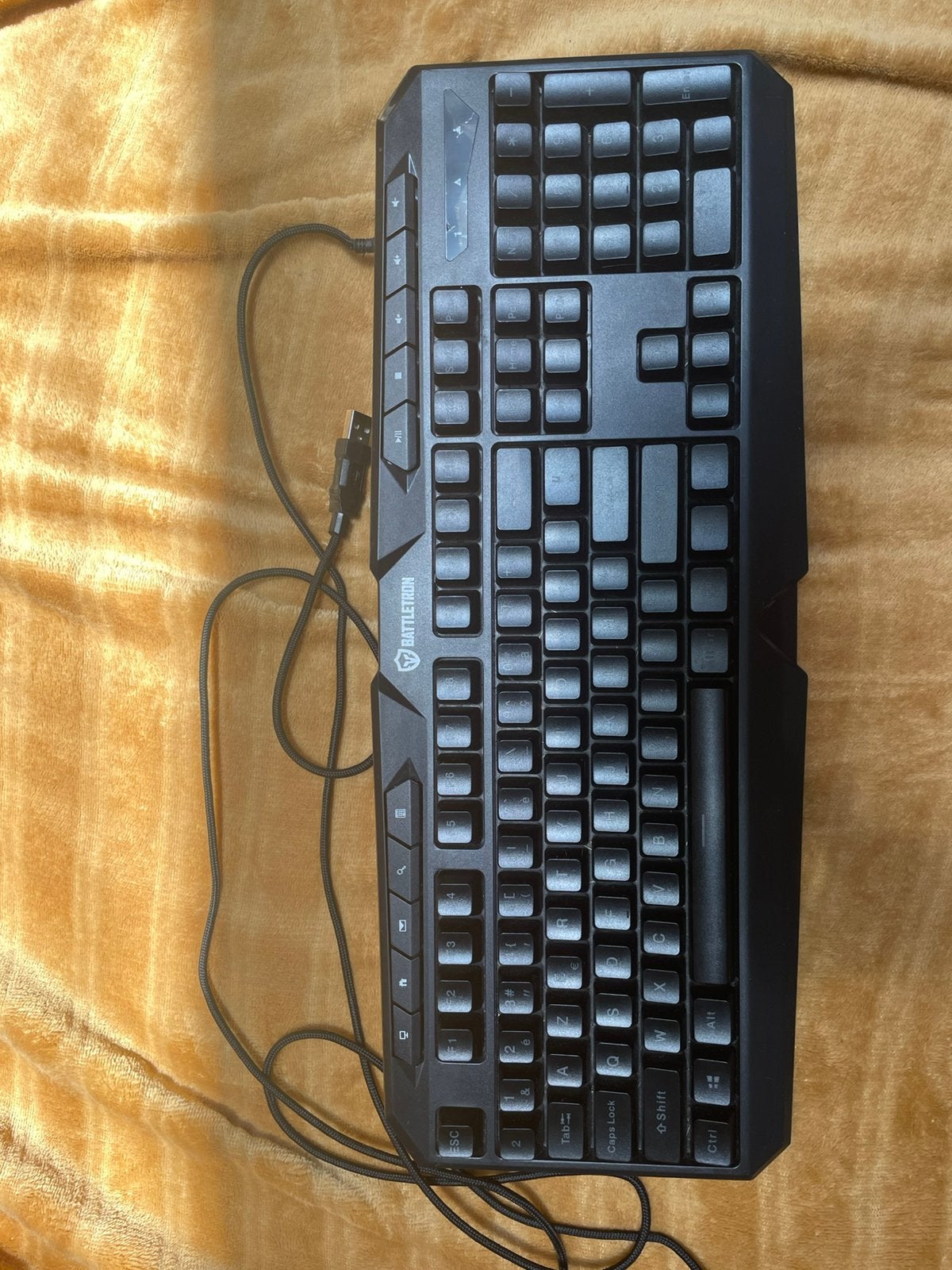 Battletron Gaming Toetsenbord met RGB-verlichting, Computers en Software, Toetsenborden, Ophalen, Gaming toetsenbord, Azerty, Zo goed als nieuw