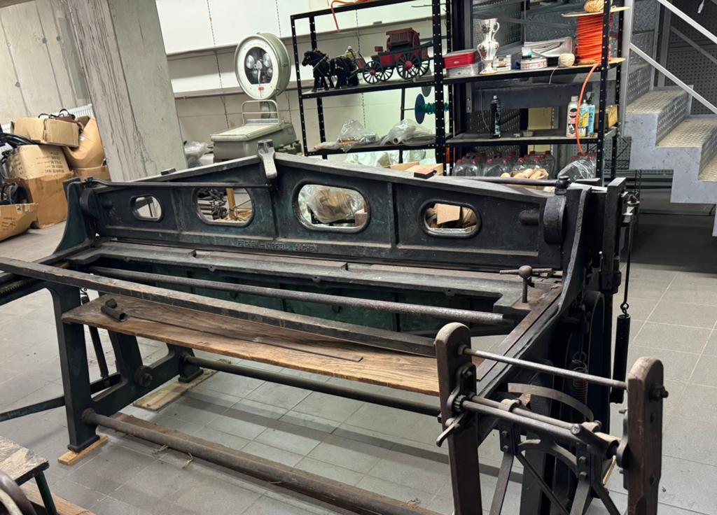 Antiek gietijzeren leder snijmachine (guillotine), Antiek en Kunst, Ophalen