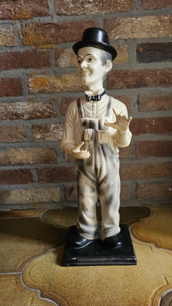 Groot vintage oliver hardy 1985 op sokkel 49cm prima staat, Ophalen, Zo goed als nieuw, Mens