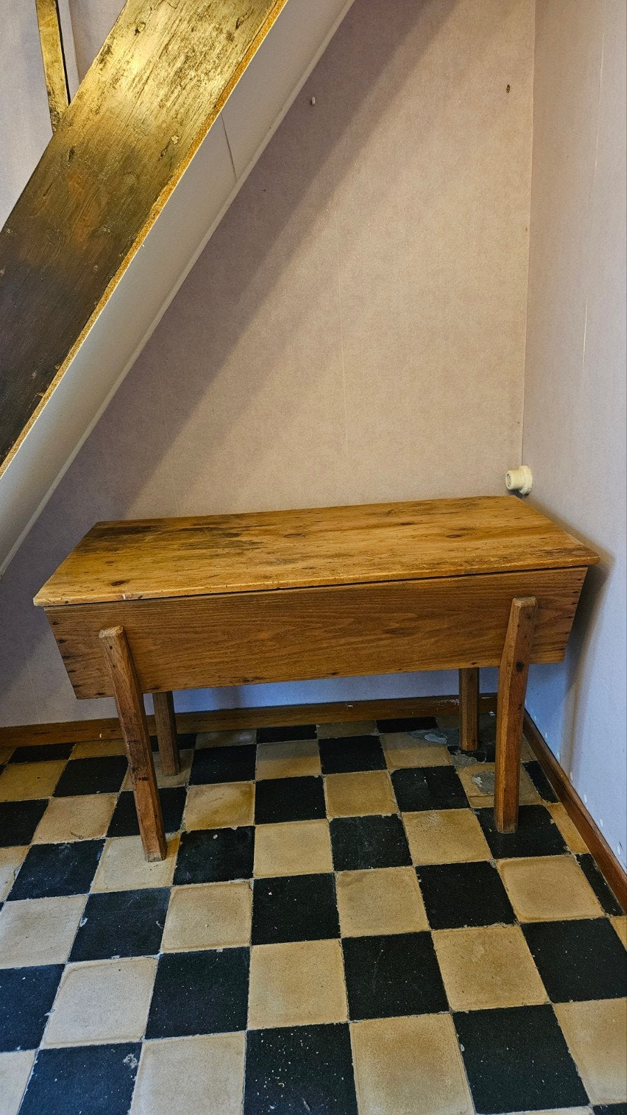 Table à pain ancienne, Enlèvement