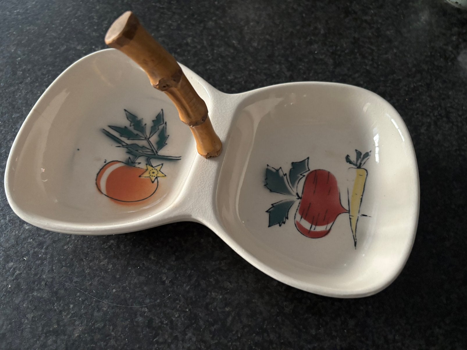 ancien plat en céramique avec manche et motif végétal, Antiquités & Art, Enlèvement ou Envoi