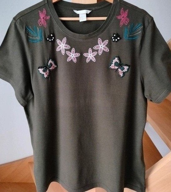 Prachtige T-shirt met pareltjes en borduursel. Medium, Kleding | Dames, T-shirts, Maat 38/40 (M), H&M, Ophalen of Verzenden, Zo goed als nieuw