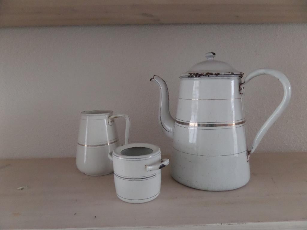 Emaille wit koffie/theekan, melkkan en suikerpot, Ophalen