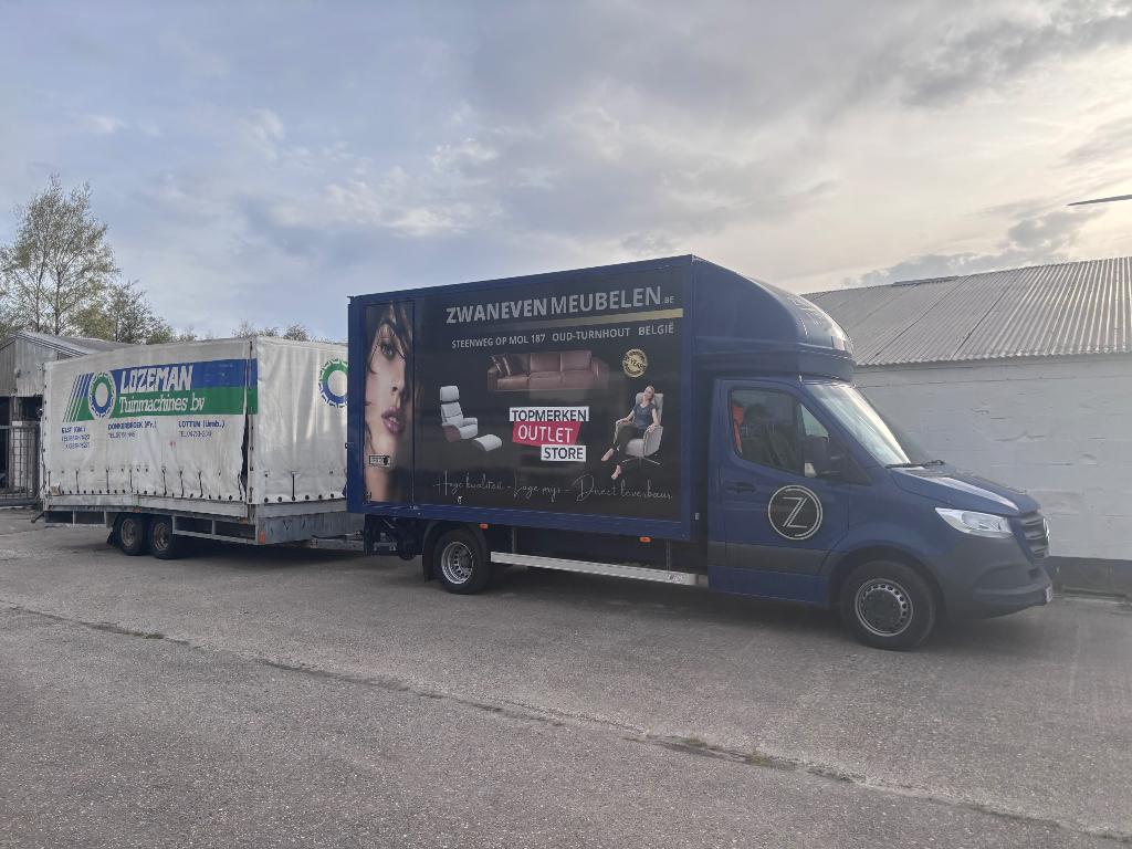Grote gesloten machinetransporter of aanhangwagen, Ophalen, Gebruikt