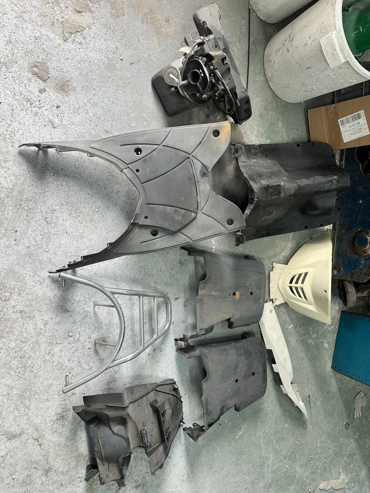 Diverses parties de carrosserie pour Sym Mio, Enlèvement ou Envoi, Comme neuf, Réservoir, SYM