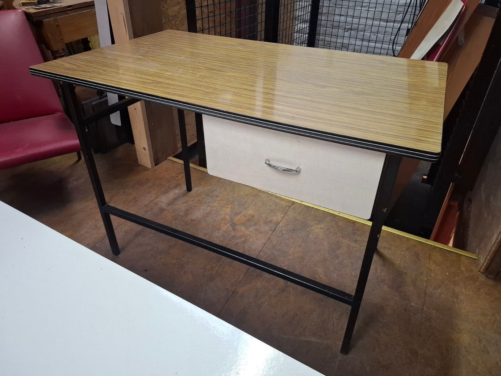 Sympathique table formica 1970 avec 1 tiroir., Huis en Inrichting, Ophalen