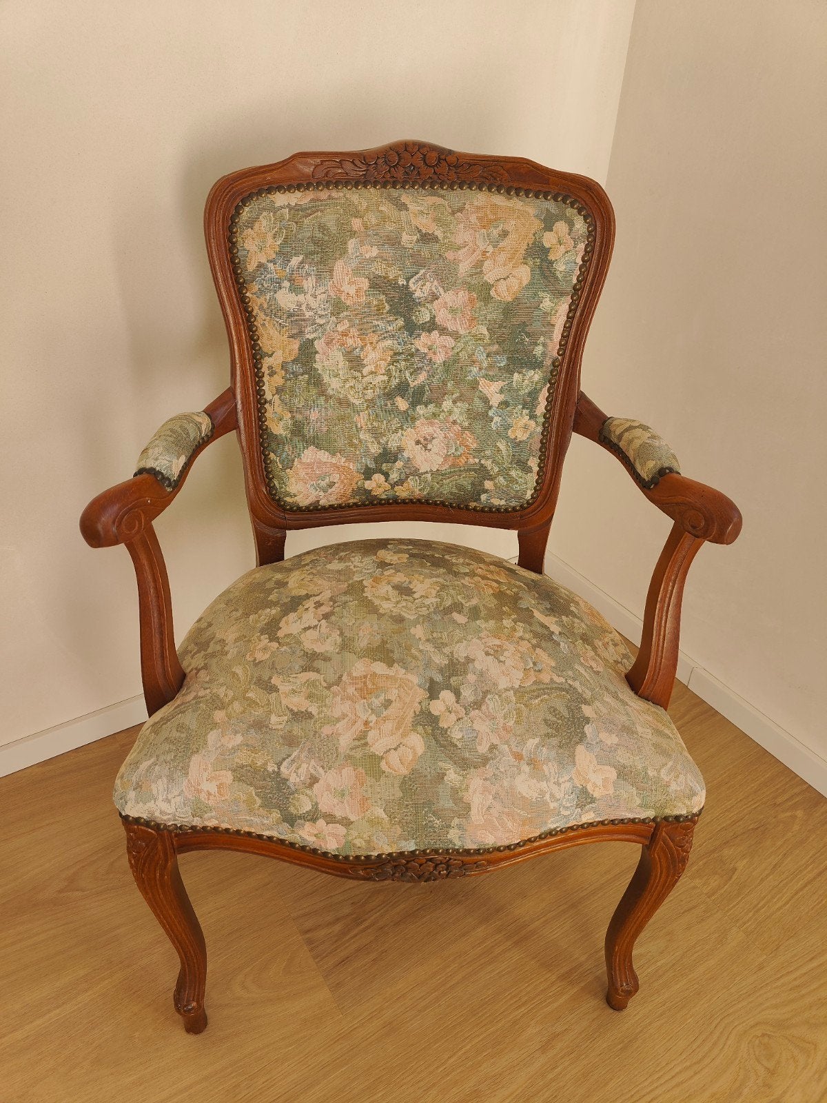 Set van 2 klassieke hHouten armstoelen met gebloemde bekledi, Ophalen