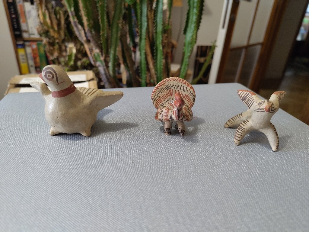 3 kleine figuren die een katachtige vogelkip voorstellen, Ophalen of Verzenden, Gebruikt, Dier