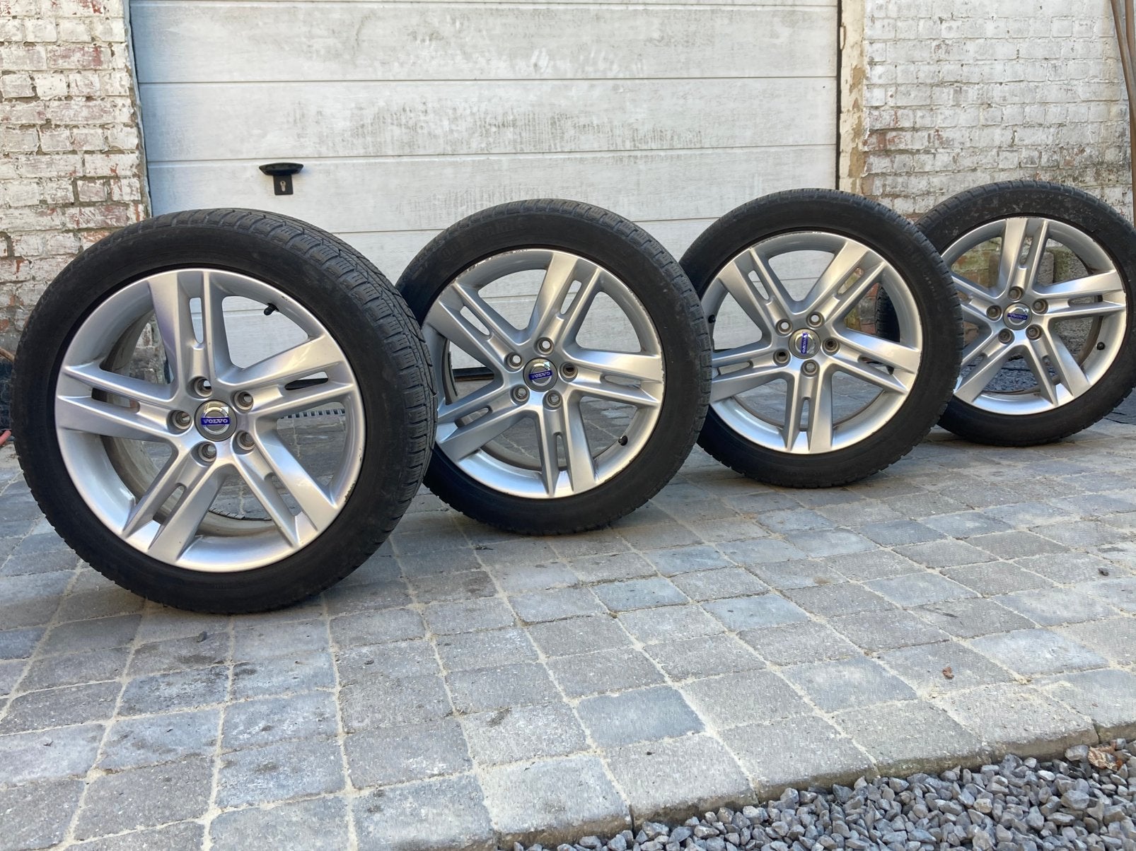 4 pneus d'hiver 235/45R17 avec jantes Volvo Adia, Enlèvement, Pneus hiver, Jante(s)