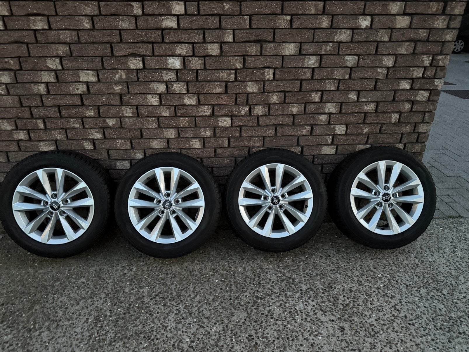 Originele Audi 16inch velgenset met uniroyal banden, Autos : Pièces & Accessoires, Pneus & Jantes, Pneus et Jantes, 4 Saisons