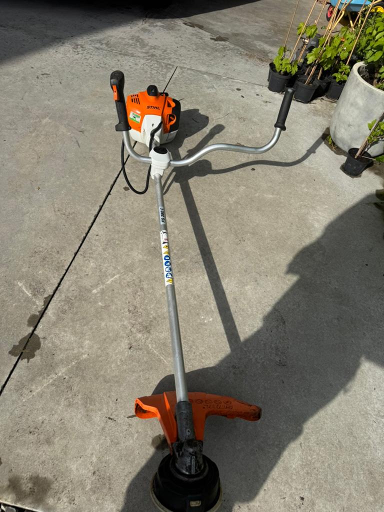 Debrousailleuse stihl, Enlèvement, Comme neuf, 10 à 30 cm, Essence