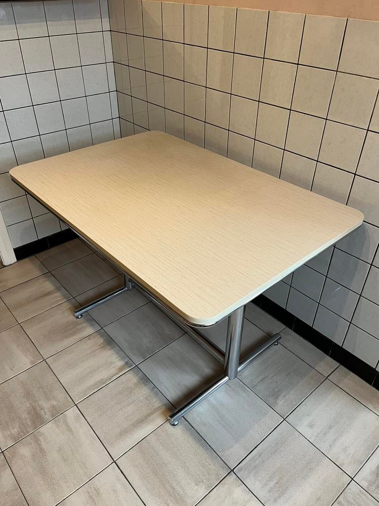 Mooie tafel met ijzeren onderstel, Huis en Inrichting, Tafels | Eettafels, Ophalen, Overige materialen, 100 tot 150 cm, 50 tot 100 cm