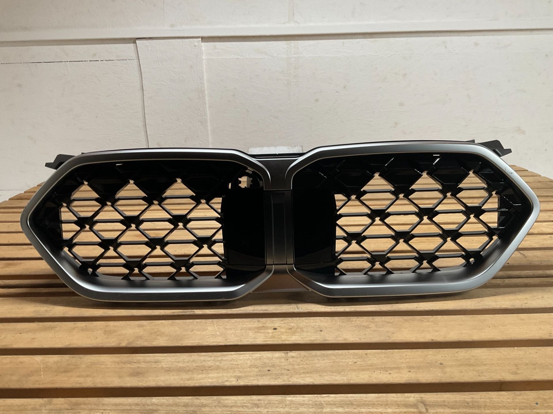 Grille de pare-chocs BMW X2 U10 18067510 MPacket Grille B4-3, Petuelring 130
80788  Munich, DE, Info@bmw.de, Utilisé, BMW