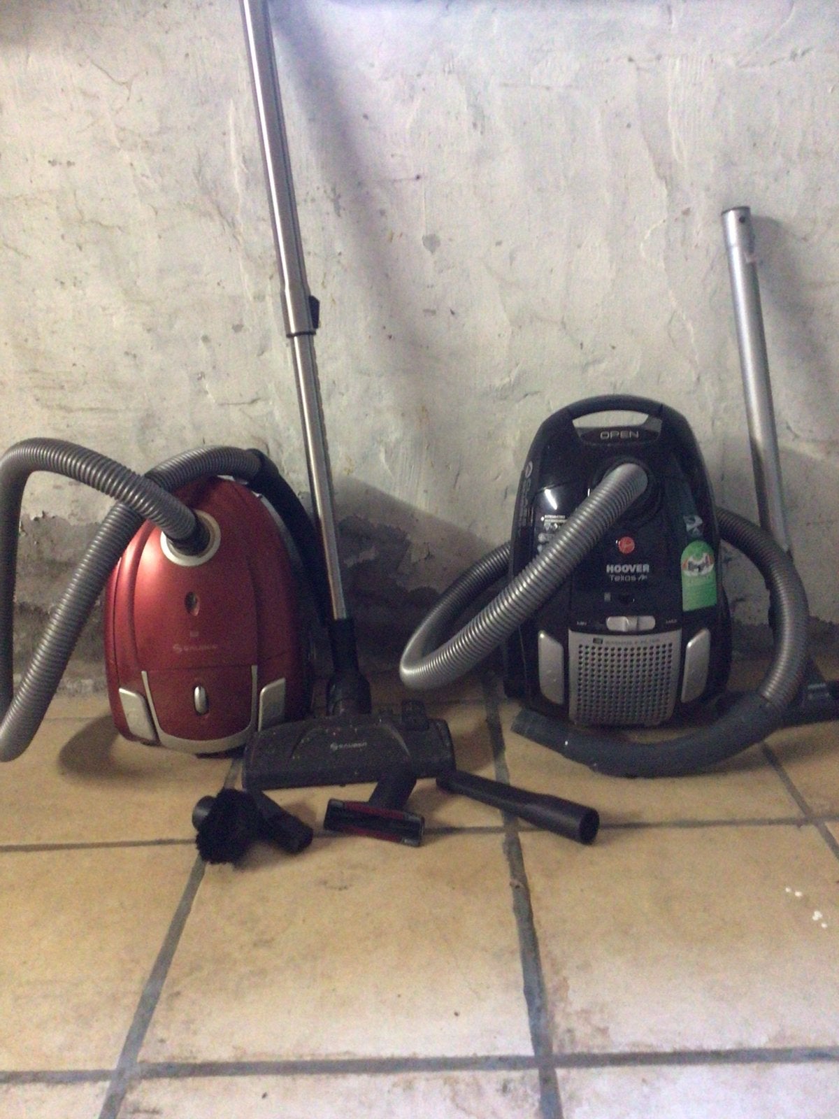 Deux aspirateurs à traîneau, Electroménager, Aspirateurs, Enlèvement, Utilisé, Accessoires inclus, Sac à poussière