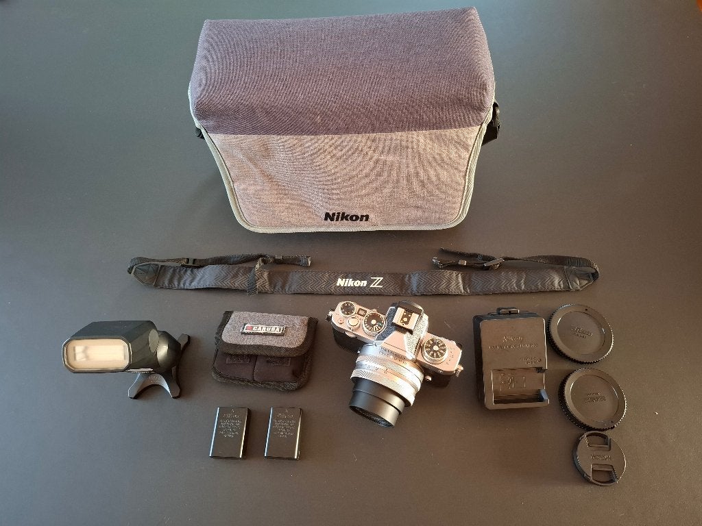 Nikon Z Fc + objectif + flash + accessoires, Enlèvement ou Envoi, Comme neuf, Batterie, Nikon