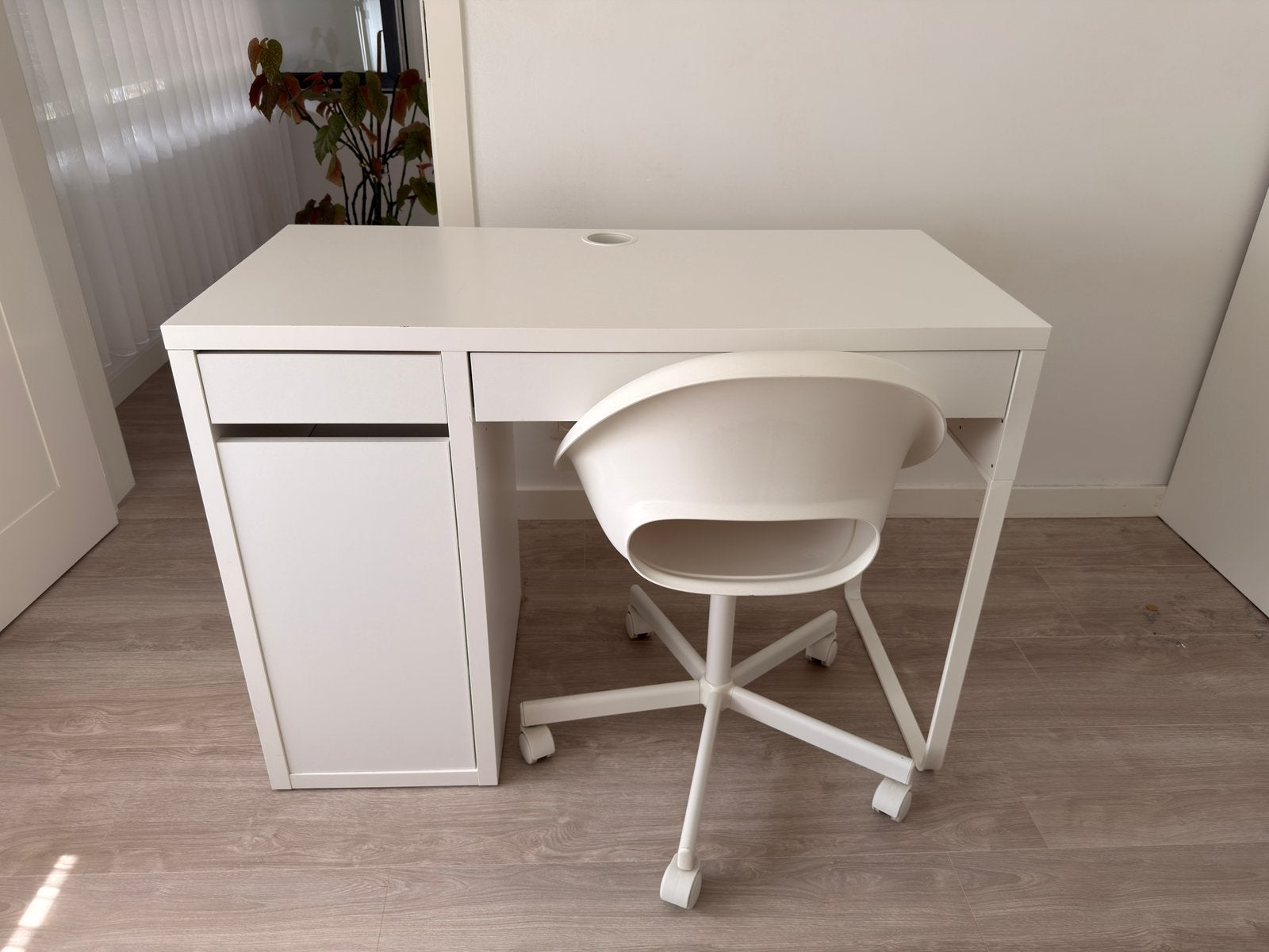 Bureau robuste et confortable, Avec tiroirs, 105 cm, 50 cm, Comme neuf