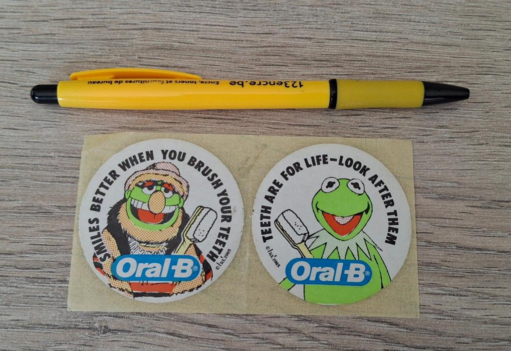 2 autocollants à collectionner Les Muppets Oral-B 1986 Kermi, Enlèvement ou Envoi, Comme neuf, Bande dessinée ou Dessin animé