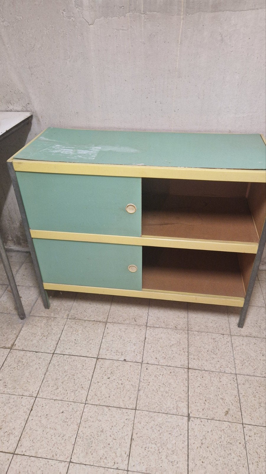 Meuble bas de rangement vintage / Buffet d'atelier portes co, Enlèvement