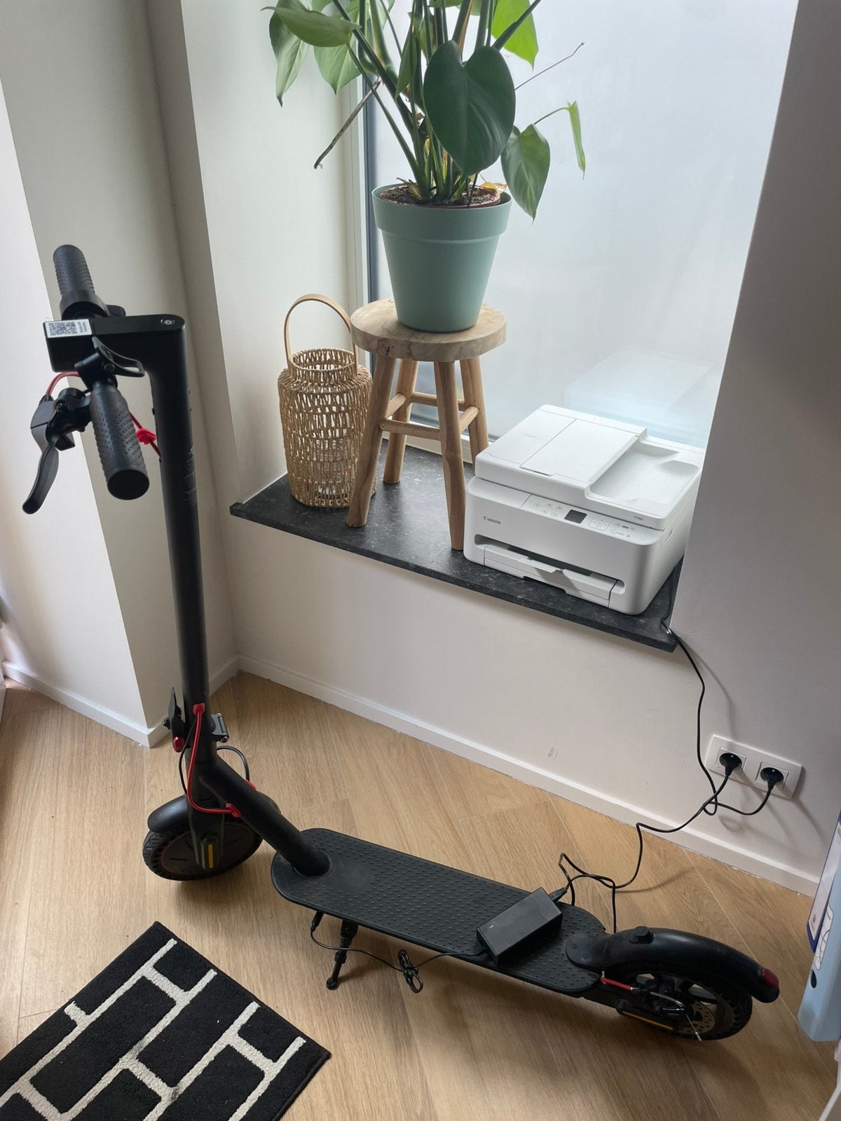 Trotinette électrique avec chargeure neuve, Enlèvement, Comme neuf