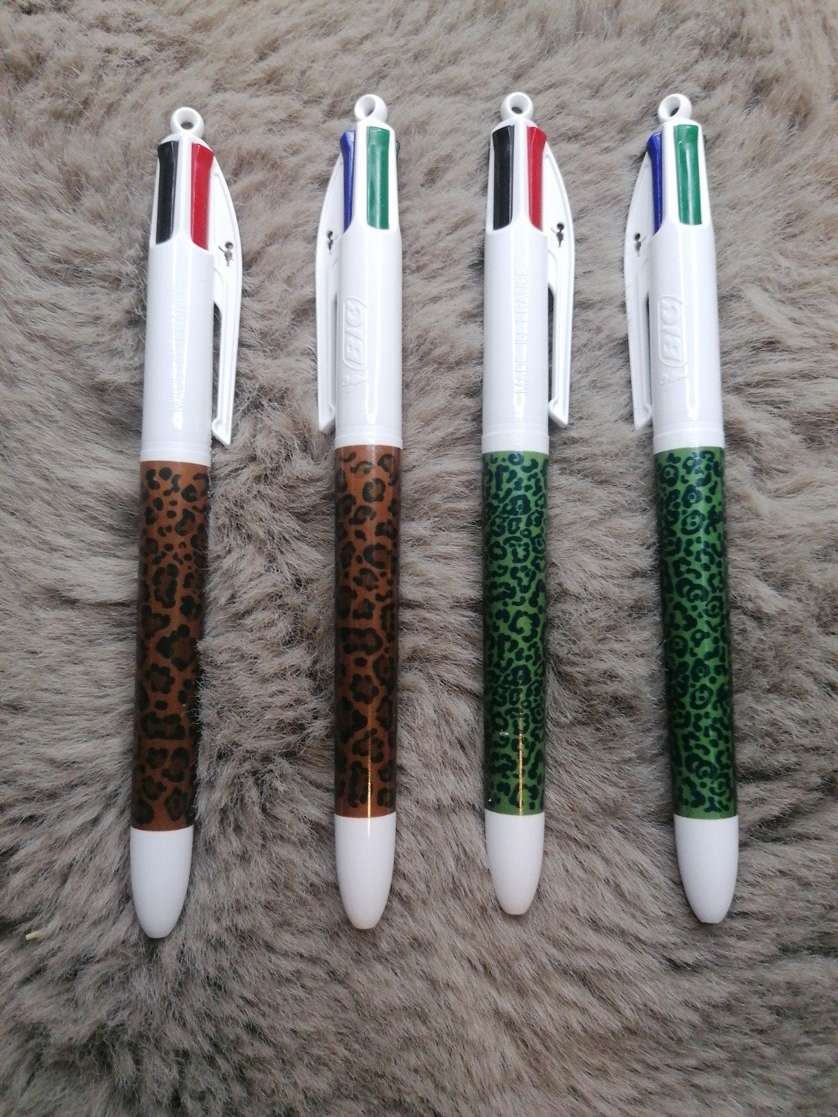 4 mooie gloed nieuwe balpennen (GRAAG SNEL VERKOCHT HEBBEN), Verzamelen, Ophalen of Verzenden, Nieuw, Balpen