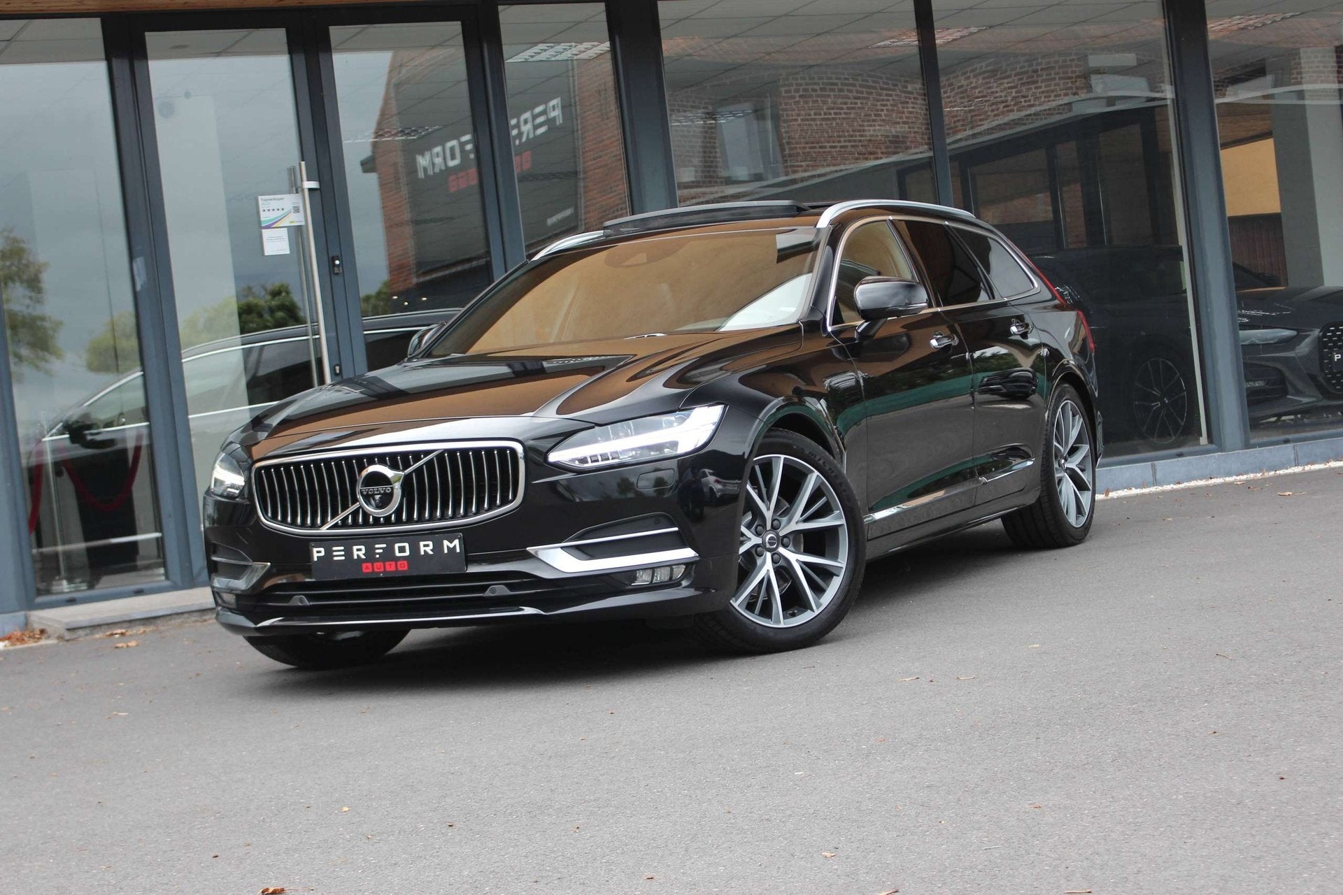 Volvo V90 D4 INSCRIPTION*PANO*360CAM*HEAD-UP*TREKHAAK*PILO, Auto's, Automaat, Dealer onderhouden, Zwart, Bedrijf