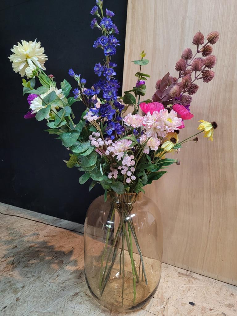 Kunstbloemen in vaas, Ophalen
