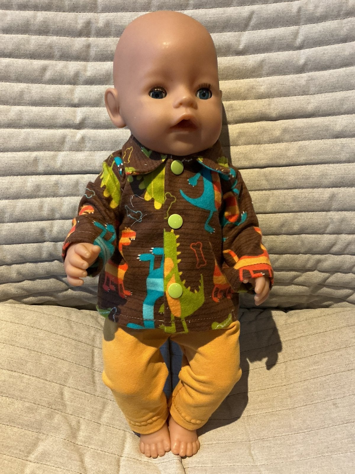 208. Babyborn: Nieuw hemd met dino’s met broek, Kinderen en Baby's, Ophalen of Verzenden, Nieuw, Babypop