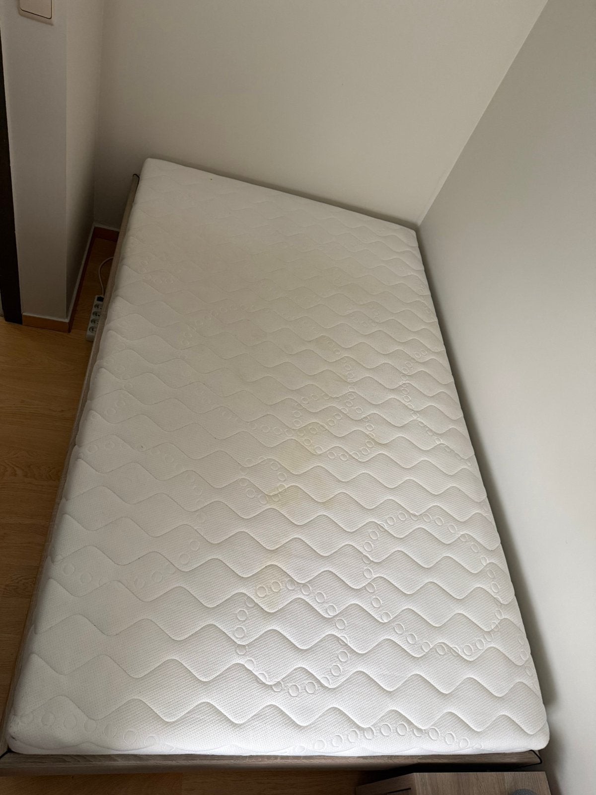 Bedframe + lattenbodem + matras, Ophalen, Gebruikt, Beige, Twijfelaar