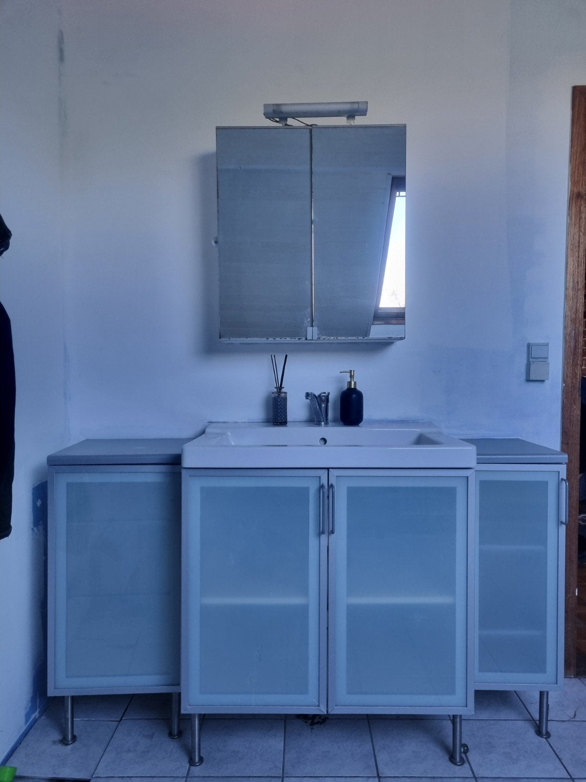 Badkamermeubel met lavabo, spiegelkast en kraan, Huis en Inrichting, Ophalen, Spiegelkast