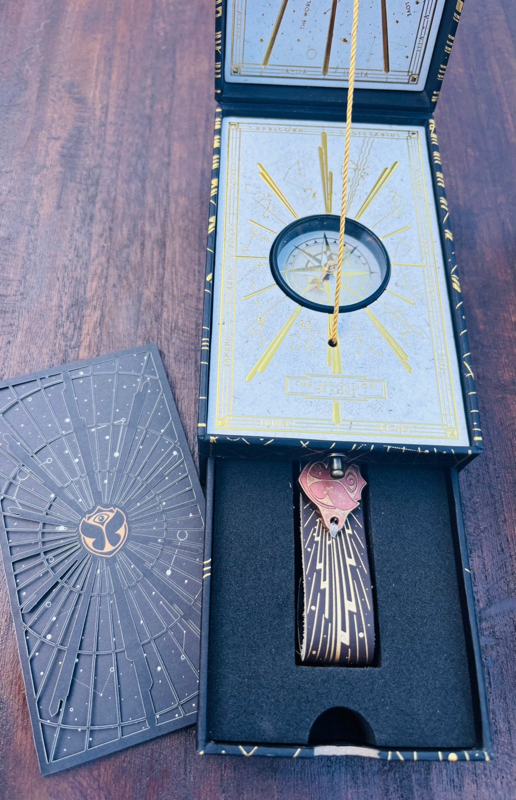 Tomorrowland 2022 - Le reflet de l'amour - étui + bracelet, Enlèvement ou Envoi, Comme neuf, Autres types