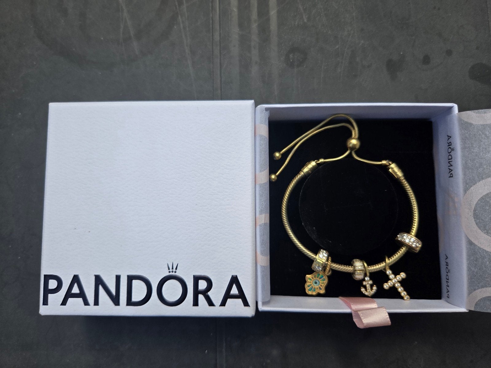 Bracelet Pandora doré original + 6 charms, Enlèvement ou Envoi, Comme neuf, Pandora