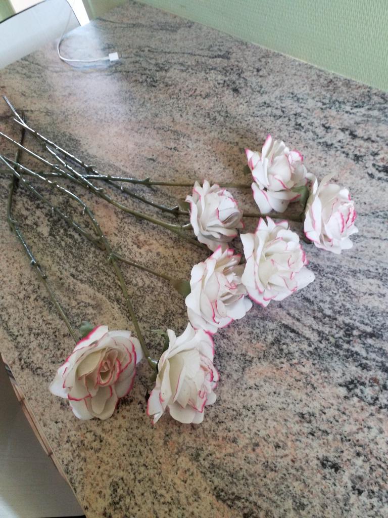 Roses artificielles, Enlèvement