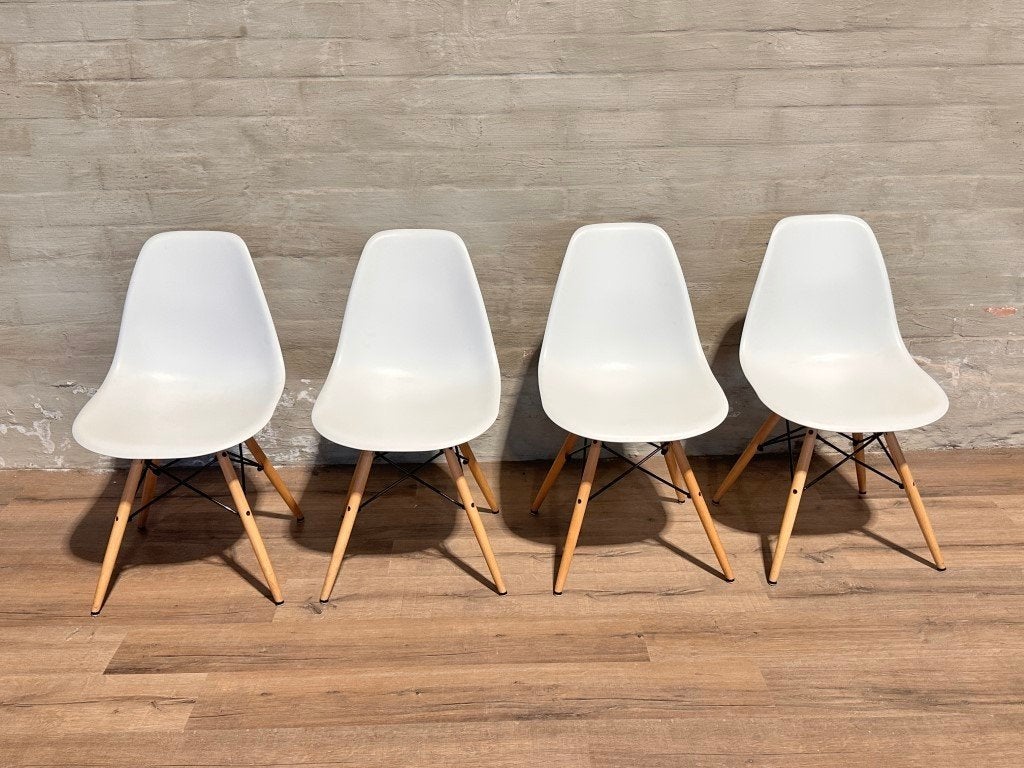 2 Eams stoelen met kussentjes / prijs per stuk, Huis en Inrichting, Kunststof, Twee, ., Wit