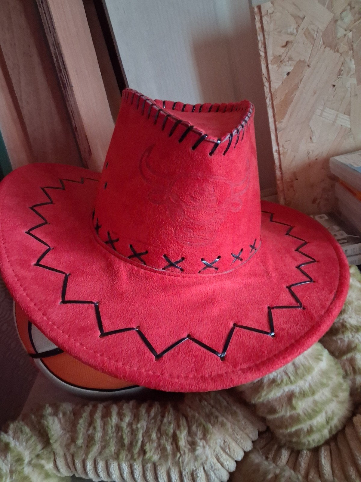 Chapeau de cowboy rouge, Enlèvement
