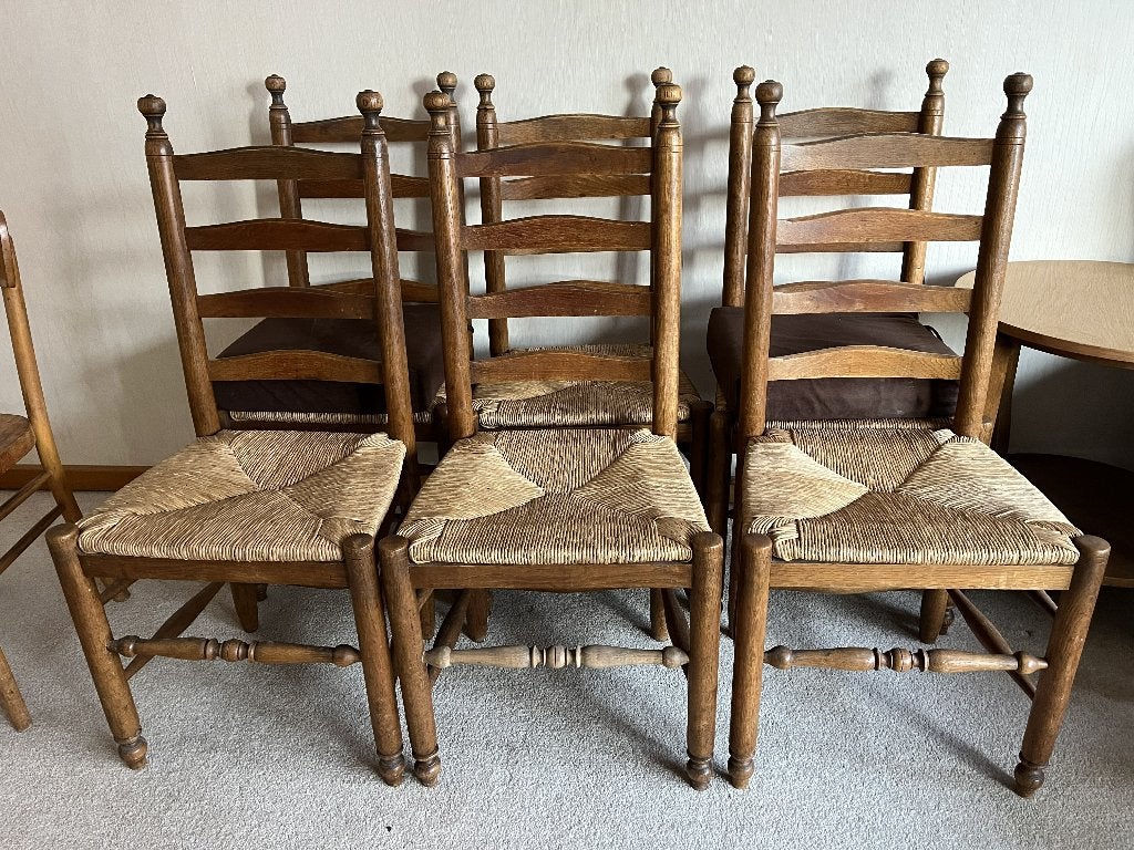 Acht massief eiken stoelen met rieten zitting. Klassiek, Ophalen, Gebruikt, Bruin, Klassiek