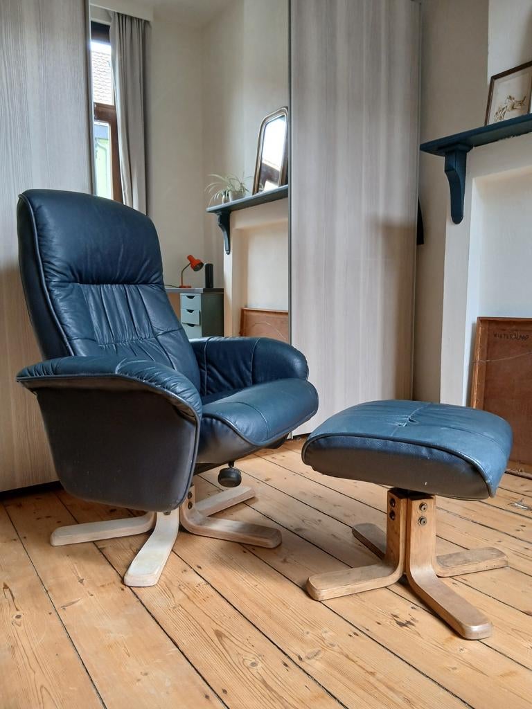 Donkerblauwe relaxfauteuil met losse voetenbank, Huis en Inrichting, Ophalen, Leer